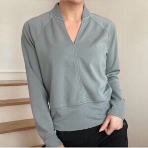 Athleta Eastbound V Neck LS Sweatshirt Sage Green Active Minimalist Women’s XS